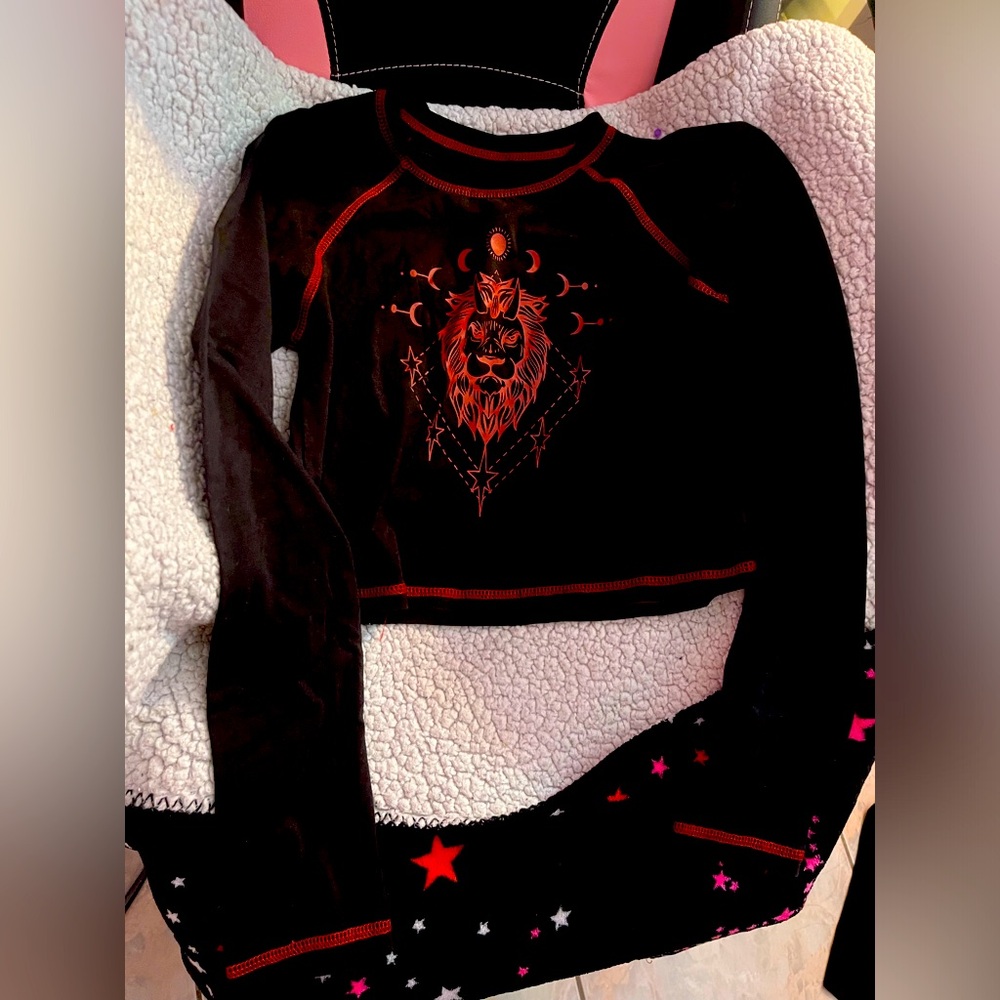 Black and red small Leo crop top of a lion
